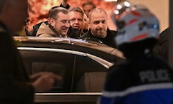 Hier wurde der ukrainische Unterhändler Rustem Umerow (rechts) beim Verlassen seines Hotels ...