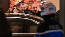 Hier wurde der ukrainische Unterhändler Rustem Umerow (rechts) beim Verlassen seines Hotels ...