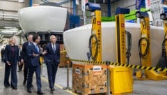 Kanadas Premierminister Mark Carney bei der Besichtigung einer Fabrik.