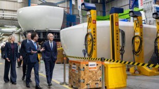 Kanadas Premierminister Mark Carney bei der Besichtigung einer Fabrik.