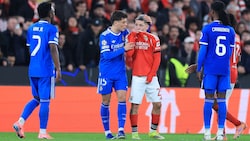 Gianluca Prestianni (im roten Dress) soll Vinicius Junior beleidigt haben.