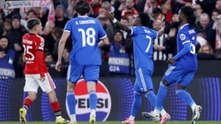 Benficas Gianluca Prestianni (li.) soll Real-Star Vinicius (2. von re.) beleidigt haben.