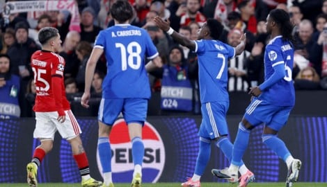 Benficas Gianluca Prestianni (li.) soll Real-Star Vinicius (2. von re.) beleidigt haben.