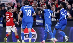 Benficas Gianluca Prestianni (li.) soll Real-Star Vinicius (2. von re.) beleidigt haben.