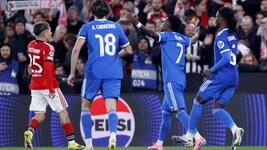 Benficas Gianluca Prestianni (li.) soll Real-Star Vinicius (2. von re.) beleidigt haben.