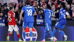 Benficas Gianluca Prestianni (li.) soll Real-Star Vinicius (2. von re.) beleidigt haben.