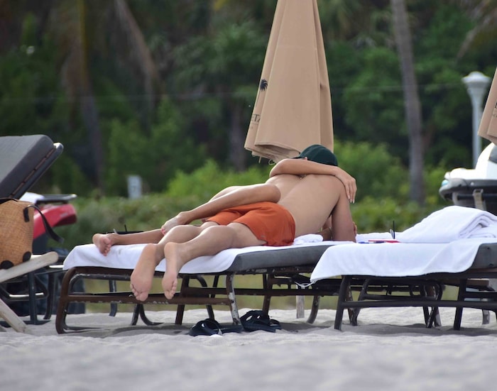 Jessica Alba und Danny Ramirez schmusten ganz ungeniert am Strand.