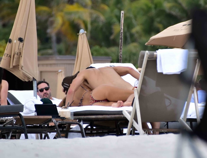 Immer wieder tauschten die beiden am Zärtlichkeiten aus.