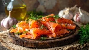 Servieren Sie den Lachs mit weißem Brot, einer Senf-Dill-Sauce und frischen Zitronen.