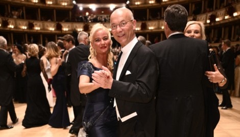 Toni Faber mit seiner Begleiterin Natalie am Wiener Opernball: Modernes Priesterbild oder ...