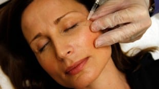 Für illegale Schönheitsbehandlungen haben die drei Frauen ordentlich abkassiert (Symbolbild).