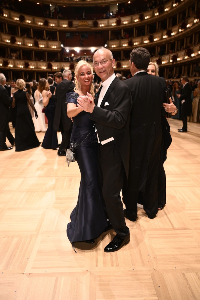 Toni Faber schwungvoll durch die Opernballnacht mit seiner Natalie.