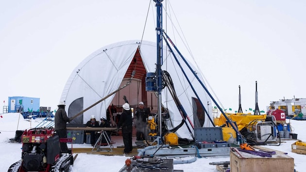 Das SWAIS2C-Bohrteam bei der Arbeit auf dem Ross-Schelfeis.