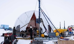 Das SWAIS2C-Bohrteam bei der Arbeit auf dem Ross-Schelfeis.