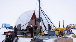 Das SWAIS2C-Bohrteam bei der Arbeit auf dem Ross-Schelfeis.