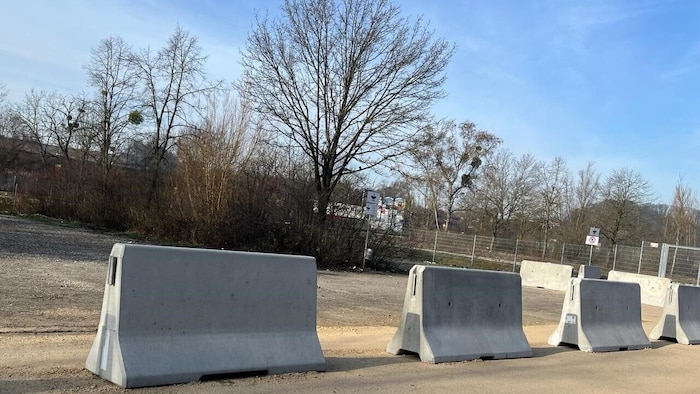 Solch eine Betonbarriere hievten die Durchreisenden zur Seite, um auf den gesperrten Grillplatz ...