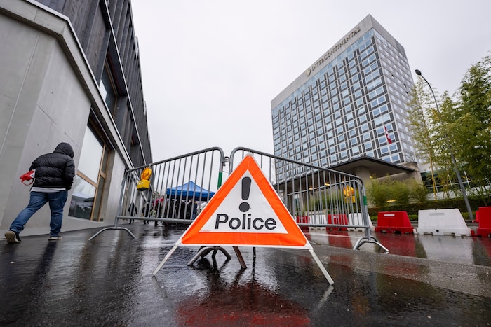 Am Eingang des Intercontinental Hotels während der Friedensgespräche in Genf