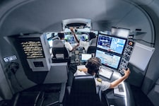 Axis baut Cockpits der simulierten Maschinen detailgetreu nach.