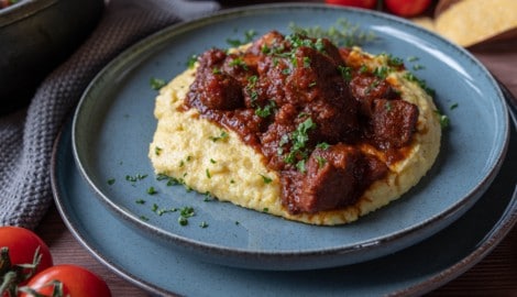 Das Fleisch-Ragout lässt sich wunderbar bereits am Vortag zubereiten, außerdem vermählen sich da ...