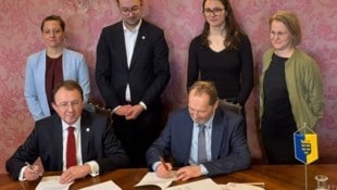 Nun ist es fixiert: Bürgermeister Stadler und Heimerl-Lesnik beim Unterzeichnen der ...