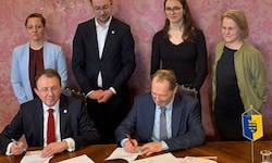 Nun ist es fixiert: Bürgermeister Stadler und Heimerl-Lesnik beim Unterzeichnen der ...