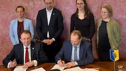 Nun ist es fixiert: Bürgermeister Stadler und Heimerl-Lesnik beim Unterzeichnen der ...