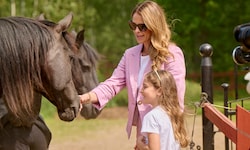 Prinzessin Madeleine und Tochter Adrienne lieben Pferde. In Schweden ist die siebenjährige fast ...