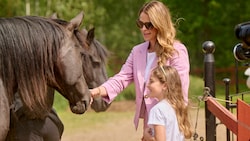Prinzessin Madeleine und Tochter Adrienne lieben Pferde. In Schweden ist die siebenjährige fast ...