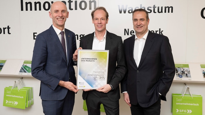 Auszeichnung zum Unternehmen des Monats: Landesrat Willibald Ehrenhöfer, Christian Theuermann ...