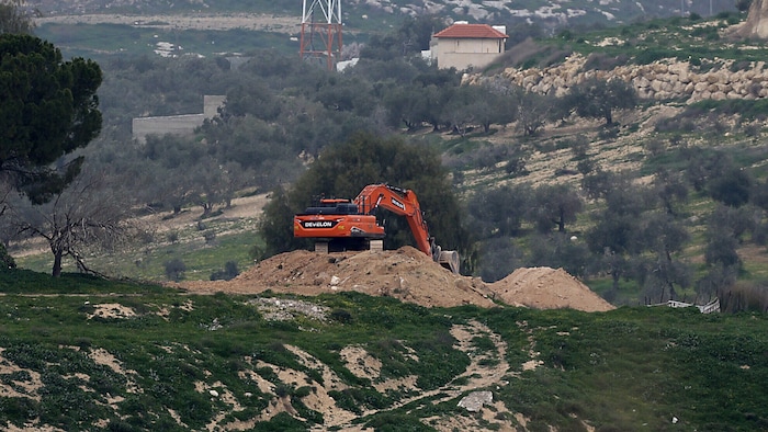 Ein israelischer Bagger bereitet den Untergrund für eine neue Straße in einer Siedlung vor.