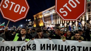 Wochenlange Proteste gegen Korruption haben im Dezember zum Rücktritt der Regierung geführt.