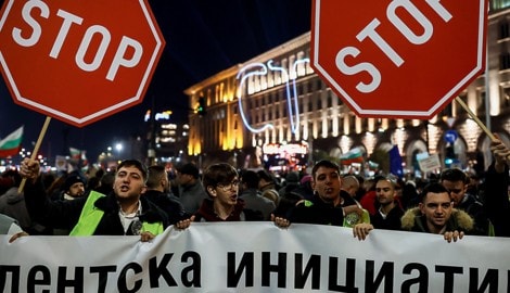 Wochenlange Proteste gegen Korruption haben im Dezember zum Rücktritt der Regierung geführt.