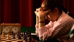 Judit Polgár mit zwölf Jahren bei einem Wettkampf Ungarn gegen Frankreich