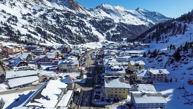 Direkt im Zentrum von Obertauern liegt ein großer Platz.