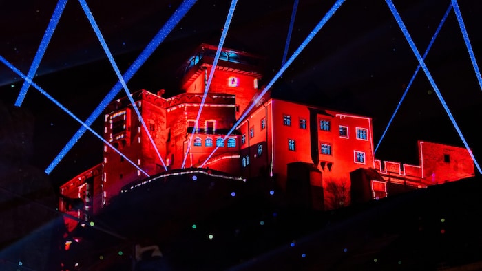 Die Burg mit Licht in Szene gesetzt.