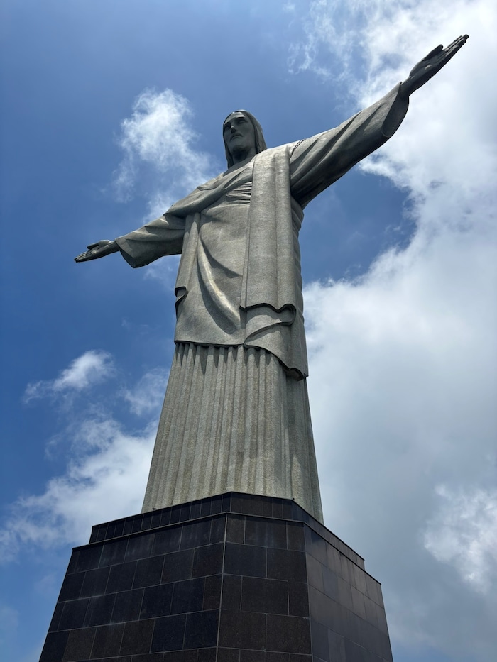 Cristo Redentor, der „Erlöser“, breitet seine Arme über Rio de Janeiro.