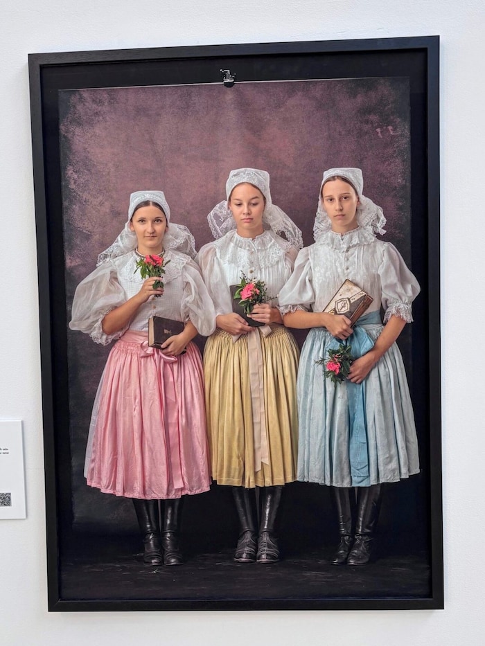 Boris Némeths Fotos zeigen Menschen von heute in alten Trachten.