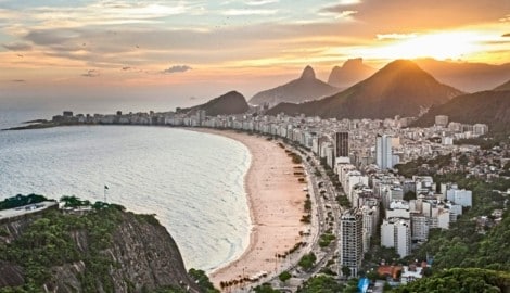 Die weltberühmte Copacabana, einer der Dutzenden Stadtstrände Rios, im Abendrot.