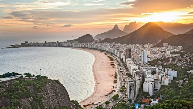 Die weltberühmte Copacabana, einer der Dutzenden Stadtstrände Rios, im Abendrot.