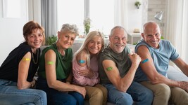 Auch Erwachsene sollten nötige Impfungen im Auge behalten.