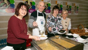 Gerda Jäger, Pfarrer Paul Burtscher, Ingrid Metzler und Gaby Rhomberg verteilten die Suppe.