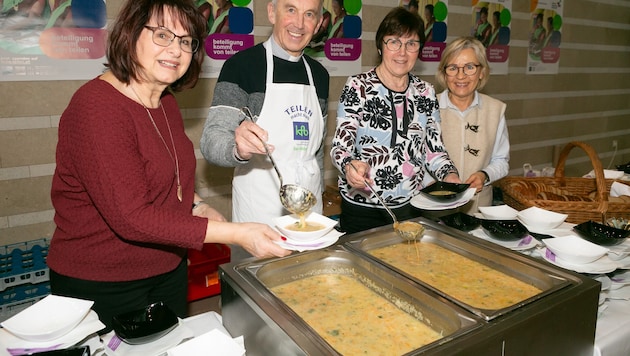 Gerda Jäger, Pfarrer Paul Burtscher, Ingrid Metzler und Gaby Rhomberg verteilten die Suppe.