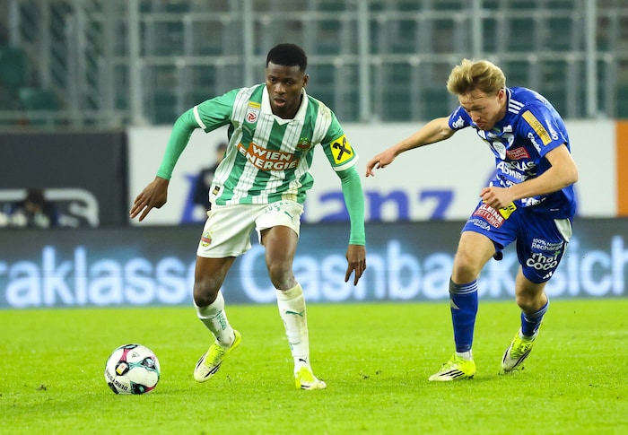 Benjamin Markus (re.) lässt sich von den Gegnern nicht so leicht abschütteln. Hartberg wird ...