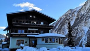 Vor verschlossener Tür stehen jene Gäste, die im Rupertihaus ein Zimmer gebucht haben.