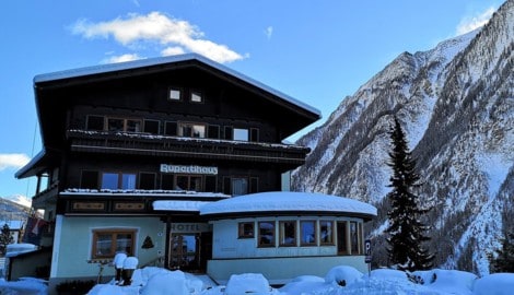 Vor verschlossener Tür stehen jene Gäste, die im Rupertihaus ein Zimmer gebucht haben.