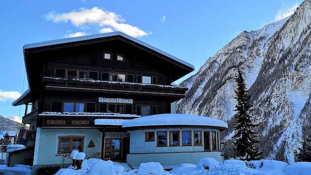 Vor verschlossener Tür stehen jene Gäste, die im Rupertihaus ein Zimmer gebucht haben.