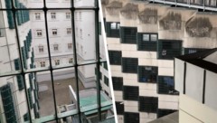 Der Blick (Bild links) aus einer Gefängniszelle in der Justizanstalt Josefstadt. Das rechte Bild ...
