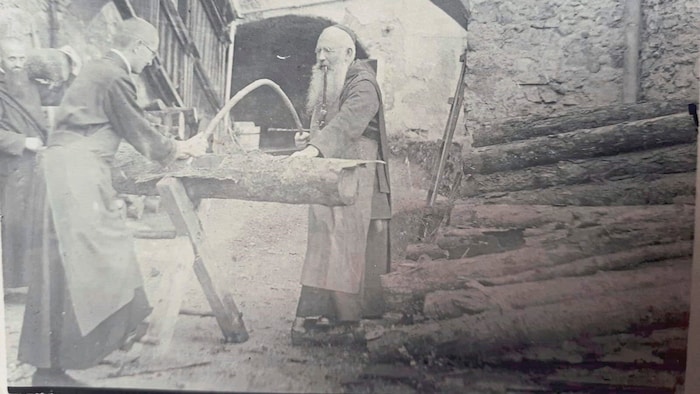 Die Pater bei der Holzarbeit im Innenhof des Schlosses.