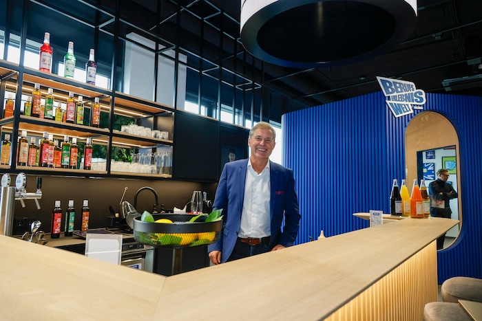 Manfred Pammer zeigt die Show-Bar her. Hier dürfen die Schüler erstmals Cocktails mixen, ...