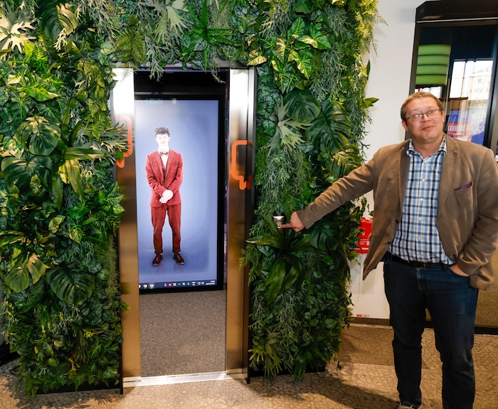 Erlebniswelt-Leiter Markus Hoffmann beim „Aufzug“: Dort wartet der Avatar, der Kids bei der ...